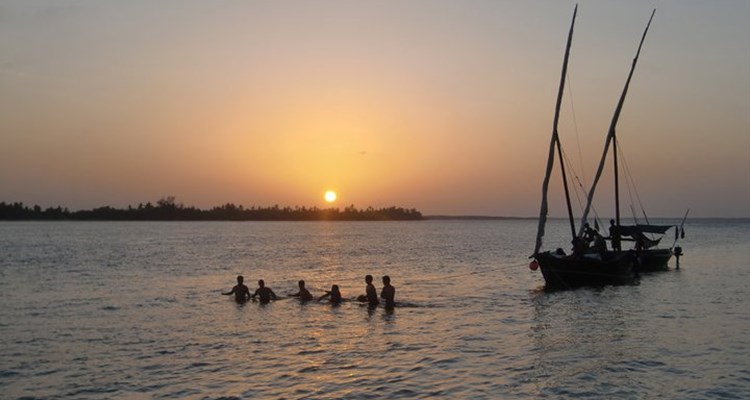 Bading under solnedgang i Lamu