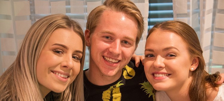 3 Ansikter Tett Nærbilde Fellesstua